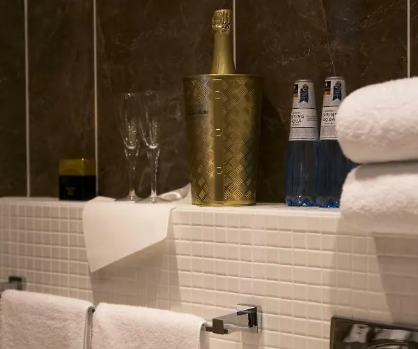 מלון Epoque & פיטרסארי