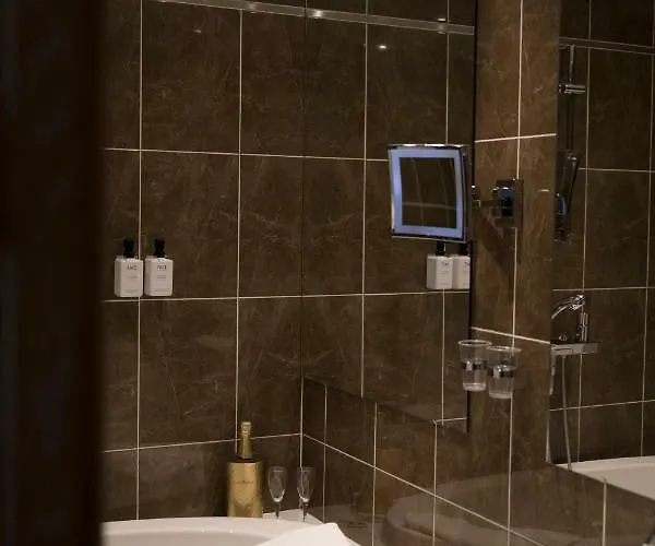 Epoque & מלון 4*